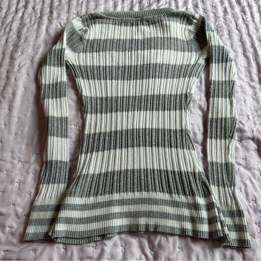 Vintage Y2K, Grey And White Striped V-Neck Long Sleeve Sweater Size Medium - Picture 4 of 4
